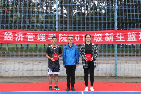 381a9dac10444d08b4210c2b2ca2e534.jpg 李治霖与亚军班级代表合照.JPG