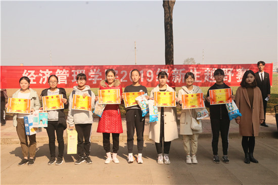 0fc2cc0cd39b472ebec5946bbb1103da.jpg 19级辅导员王冠英为获奖选手颁奖.JPG