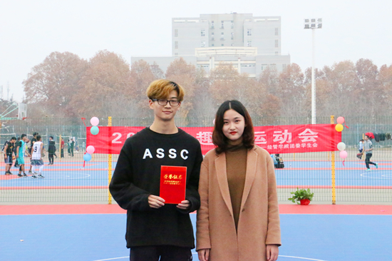 8c3680c38039431684572e9909b40756.jpg 王冠英与获奖队伍合影留念.jpg