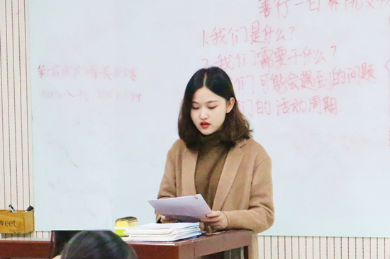 ac0b3037584e430d8f7225390a5f1ead.jpg 王冠英上台发言.JPG