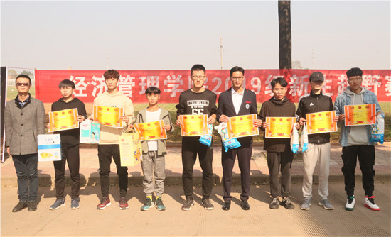 de68ea0d65eb4b55ae6799e4752fd2e9.jpg 19级辅导员李治霖为获奖选手颁奖.jpg