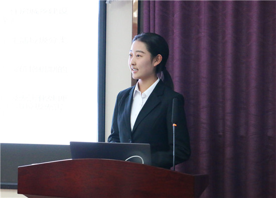 6a260b3b9f084abd94fa2caadf5e021a.jpg 队伍代表上台汇报.jpg