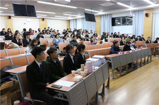 9da704ecdb2d4774a3beceeae741ca47.jpg 参会同学认真聆听.JPG