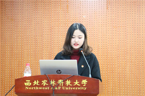 c2f467f80c744623bbf04cfd9c07d860.jpg 19级辅导员王冠英主持会议.jpg