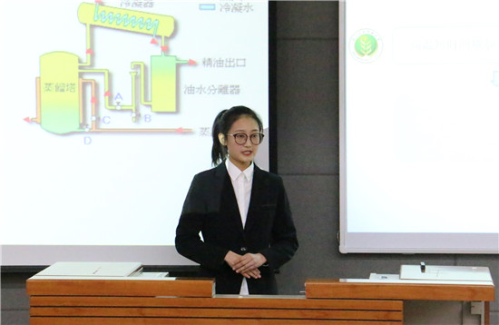 d2a5dfce60ad4fc0a567421ed13deb4f.jpg 答辩人进行汇报.jpg