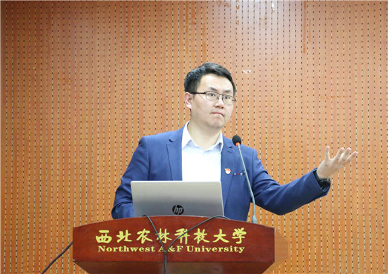 df4ce13adc044d05b9e7416771ba0e31.jpg 马克思主义学院赵星宇为同学们激情讲解.jpg