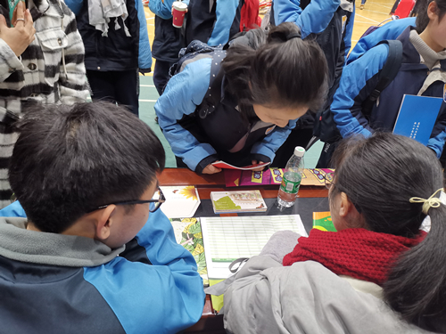 22650b0dd5c749f8aa7b50777762e7e7.jpg 为咨询学生介绍西农.jpg