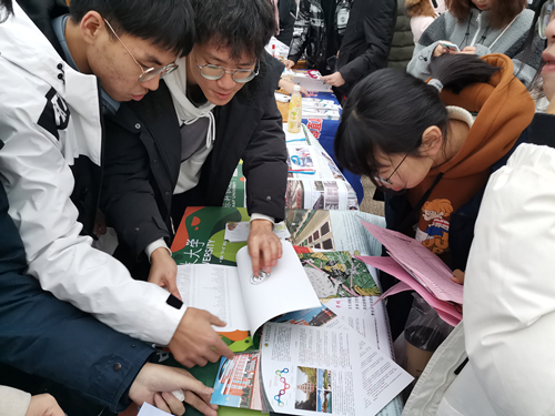 92fa9958502341bd95182ff331da955a.jpg 给高三学子介绍学校硬件设施.jpg