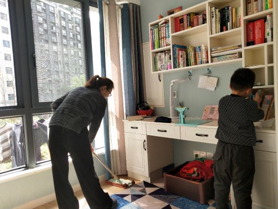 21a14c7144fc437284fbe70cfb7e5f66.jpg 经济1802班李璐与家人一同劳动.jpg