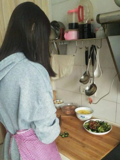 8a9ec257d7c143a586757abb88531d7c.jpg 会计1702班林佳奇为家人做饭.jpg