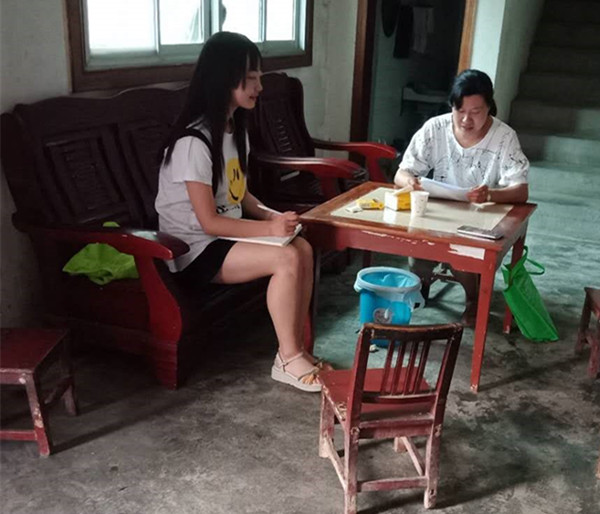 a159608e077943bba456e3e23816a486.jpg 学生在农户家中调研_副本.jpg