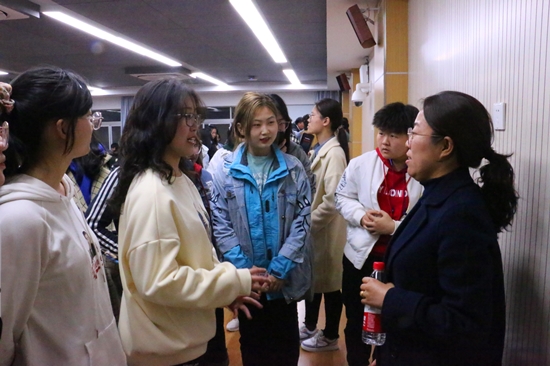 705e2f0fbb7f4edab780d428b9bc5004.jpg 学生向老师咨询.jpg