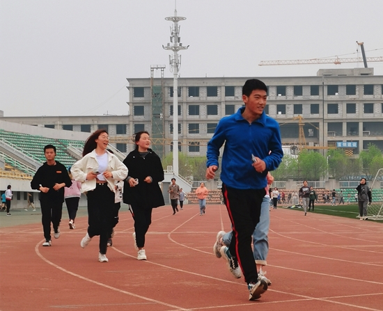 1b9d7230ebc64812b24d502577299f49.jpg 长跑训练.jpg